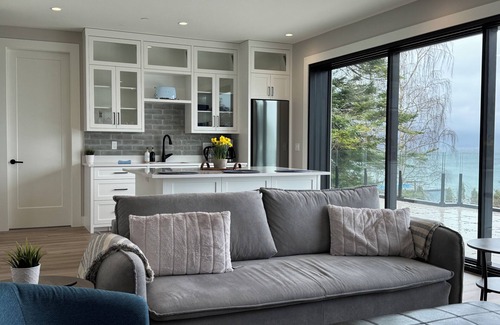 Regional District of Nanaimo Apartment | Oceanside Rooftop Luxury with Amazing Deck