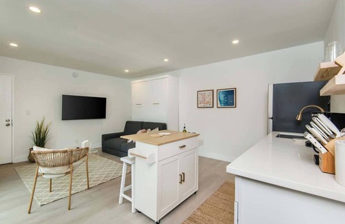 Marina Peninsula Apartment | Oceanside Studio: Steps to Venice Pier & Nightlife