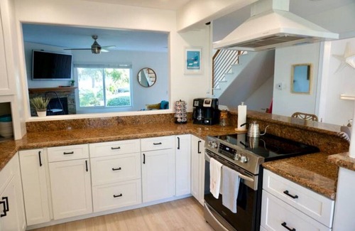 Townsite Condo | Oceanside Surfer’s Home - Ocean View 2 bedroom condo
