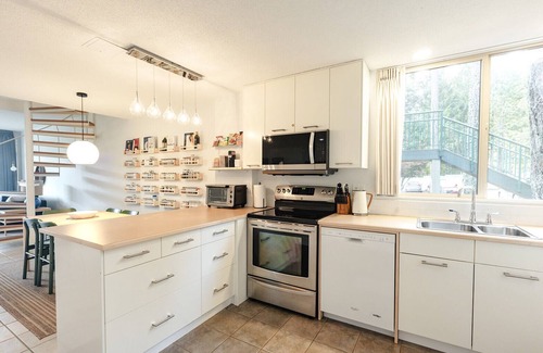 North Oyster House | Oceanside Townhome at the Inn of the Sea: hot tub, pool, private dock + more!