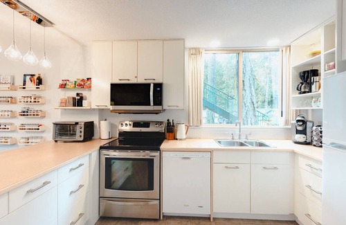 North Oyster House | Oceanside Townhome at the Inn of the Sea: hot tub, pool, private dock + more!