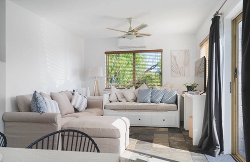 Peppermint Grove Beach Apartment | Oceanview Lodge by Peppy Beach Retreats® (5 Adults), Lodge