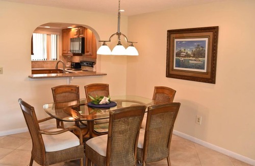 Crescent Beach Condo | Oceanview 2 Bedroom Flat Summerhouse 319