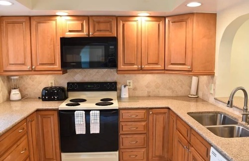 Crescent Beach Condo | Oceanview 2 Bedroom Flat Summerhouse 319