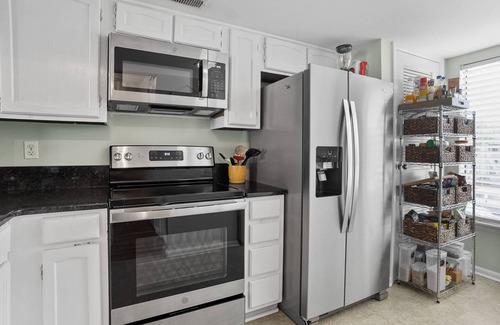 Oceanmarsh Subdivision Condo | Oceanview 2-Bedroom Condo on Harbor Island: Deck, Pool, Beach Access & Park Pass!