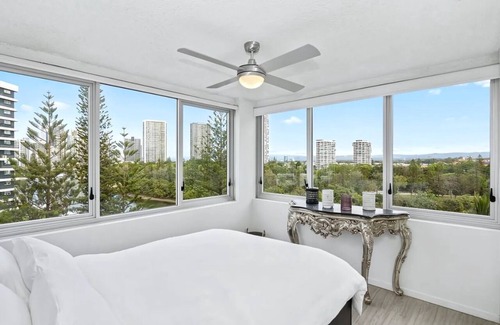Main Beach Resort | Oceanview Apartment Steps from Main Beach