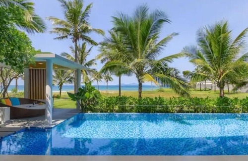 Ngu Hanh Son House | Oceanview Beachfront Villa With Pool & Garden