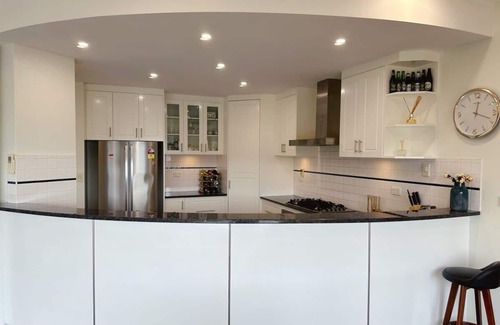 Old Beach Villa | Oceanview Chic Villa 20 min to CBD