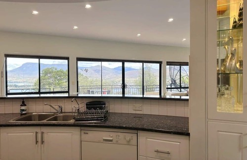 Old Beach Villa | Oceanview Chic Villa 20 min to CBD