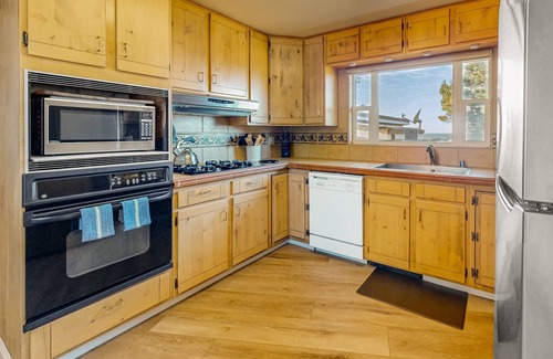 Mendocino House | Oceanview Home w/Gas Fireplace, Front and Back Decks, and Free WiFi