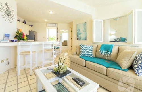 Centro Condo | Oceanview Private Rooftop Terrace, Walk to Marina