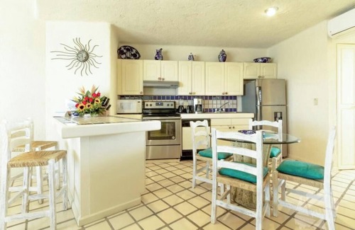 Centro Condo | Oceanview Private Rooftop Terrace, Walk to Marina