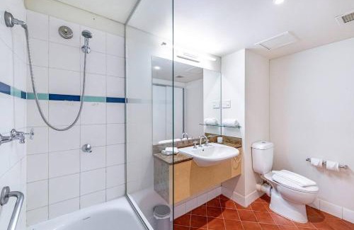 Darwin City Centre Apartment | Oceanview Resort Stay with Pool & Tropical Sunsets