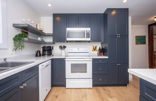 Canoe Cove House | Oceanview Retreat - Canoe Cove