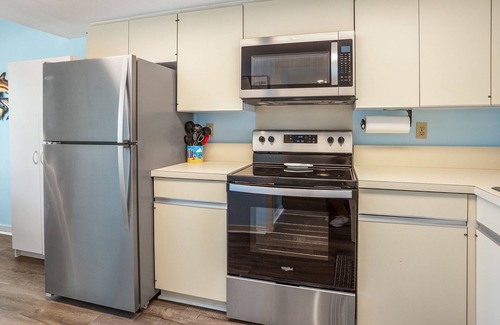 Saint Helena Island Condo | Oceanview, steps from Beach, Pool, Golf course & Restaurant, super clean!