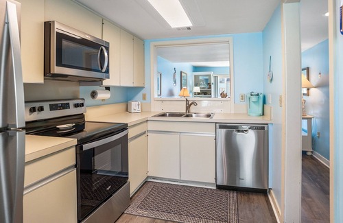 Saint Helena Island Condo | Oceanview, steps from Beach, Pool, Golf course & Restaurant, super clean!