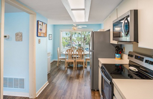 Saint Helena Island Condo | Oceanview, steps from Beach, Pool, Golf course & Restaurant, super clean!