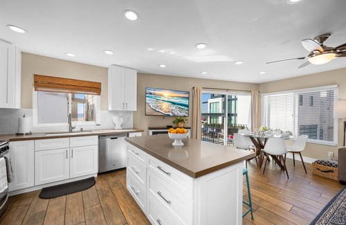West Newport Condo | Oceanview, Steps to Beach, AC + Parking!