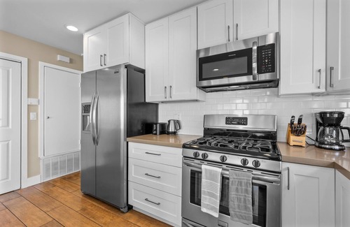West Newport Condo | Oceanview, Steps to Beach, AC + Parking!