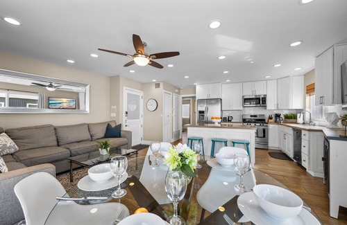 West Newport Condo | Oceanview, Steps to Beach, AC + Parking!
