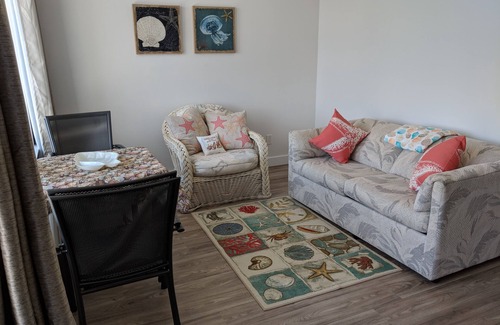 Campbell River House | Oceanview Suite, private patio and entrance - right across from the beach!