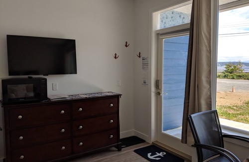 Campbell River House | Oceanview Suite, private patio and entrance - right across from the beach!
