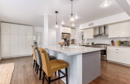 Village Grove House | Ochenta | 2 Masters | Htd. Pool & Hottub | Peloton