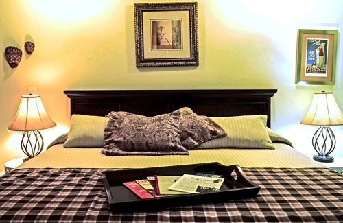 Centro Bed & Breakfast | Ochenta Y Dos an urban bed & breakfast