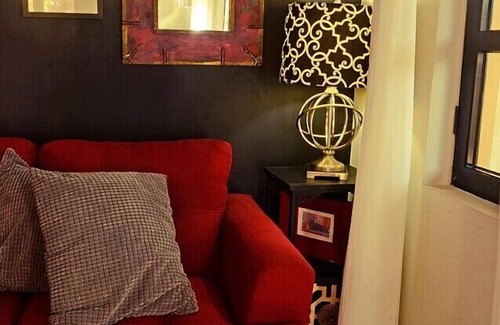 Centro Bed & Breakfast | Ochenta Y Dos an urban bed & breakfast