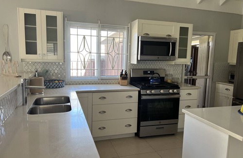 St. Ann's Bay Villa | OCHO RIOS, BEACH/POOL, FULLY A/C, GATED 24hr Security, SLEEP 6