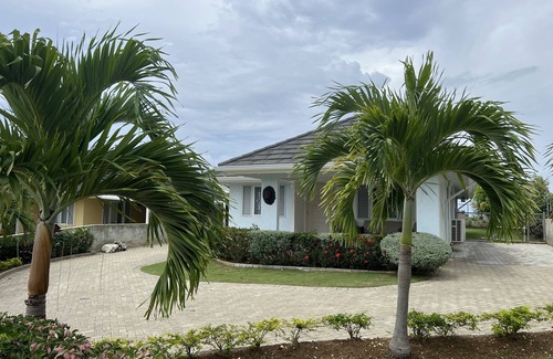St. Ann's Bay Villa | OCHO RIOS, BEACH/POOL, FULLY A/C, GATED 24hr Security, SLEEP 6