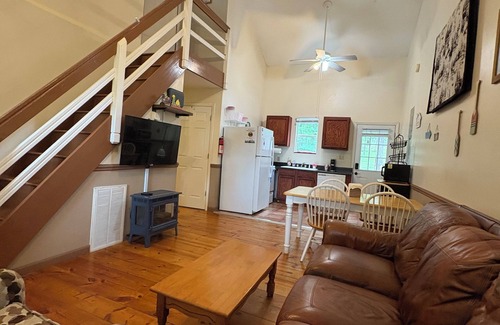 Benton Cabin | Ocoee Campin' - Cabins & Tent Camping near the Ocoee River/Mountain Foothills