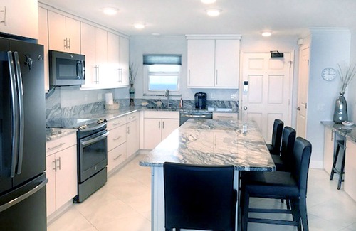 Daytona Beach Shores Condo | Oct/Bike Week @ 1102 Shores Club! Pool/NO-DRIVE Bch/Grills/Pickleball/BasktBall