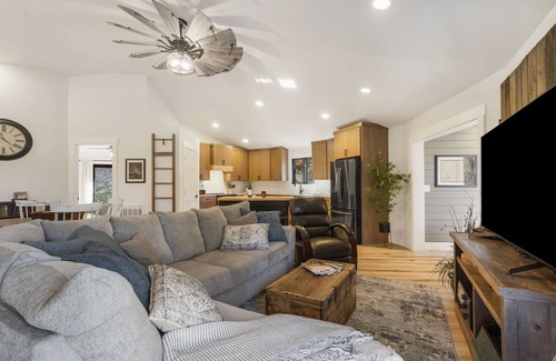 Elkland House | Octagon of the Ozark's. 10 minutes from Springfield! Remote feel, yet close.