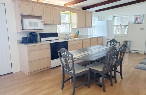 Oostburg Cottage | October Dates available!