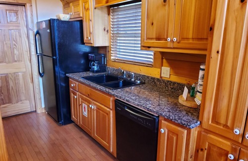 Black Bear Falls Cabin | October Special! Peace Perfect Peace; 3 Miles to Downtown Gatlinburg