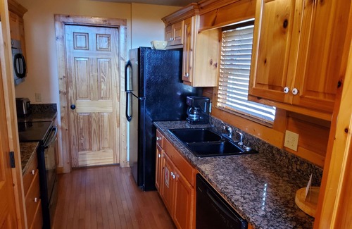 Black Bear Falls Cabin | October Special! Peace Perfect Peace; 3 Miles to Downtown Gatlinburg