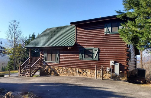 Black Bear Falls Cabin | October Special! Peace Perfect Peace; 3 Miles to Downtown Gatlinburg