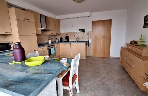 Schonbrunn Apartment | odenwald-ferienwohnung: Infrarot-Sauna Parkplatz Waschmaschine WLAN