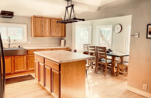 New Castle House | ❤️ of Dwntn 3BD/2BA cozy cabin-style W/fireplace Ski/hike/climb/Hot Springs