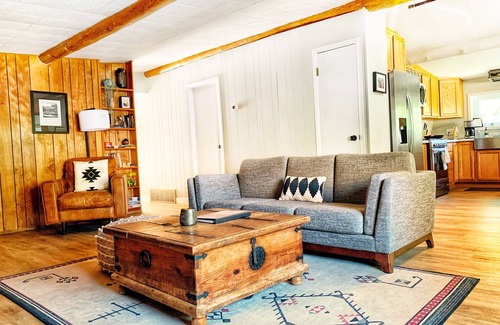 New Castle House | ❤️ of Dwntn 3BD/2BA cozy cabin-style W/fireplace Ski/hike/climb/Hot Springs