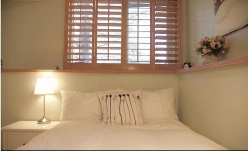 Varsity House | OFF CAMPUS UC Room