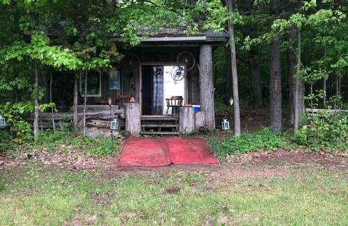 Horton Cabin | Off Grid Cabin sleeps 2 comfortably and additional 2 on futon.