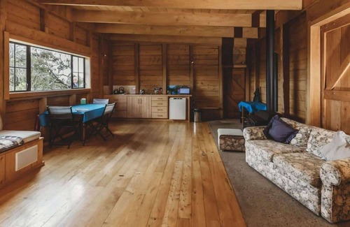 Kaimiro Cabin | Off-Grid River Retreat in Inglewood