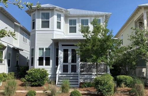 Santa Rosa Beach House | Off the Beachin' Path - 4BR Home with Golf Cart, 4 Bikes and Great Amenities!