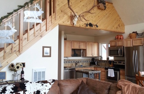 Riggins Cabin | Off the beaten path ridgetop location with dramatic mountain views
