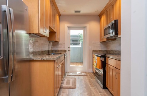 New Town House | OFF THE HOOK - 3 Bedroom/3 Bathroom W/Pool & Parking