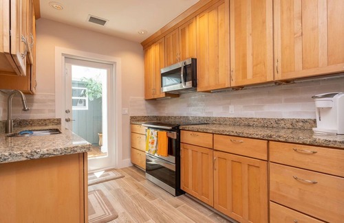 New Town House | OFF THE HOOK - 3 Bedroom/3 Bathroom W/Pool & Parking