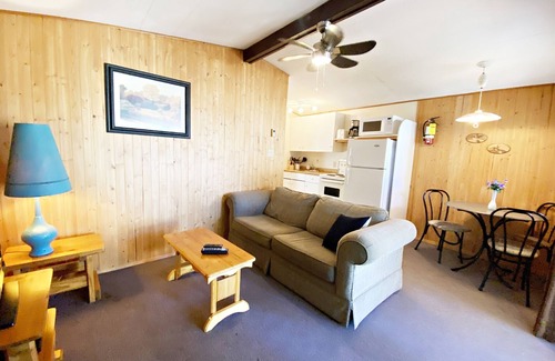 Manitoba Cabin | "Off the hook" Lakeside - Boat Rentals on site!