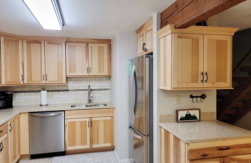 Bartlett Condo | Official Seasons RMC Condo 01G - 2 Bedroom + Loft - sleeps 10 - Dog Fees